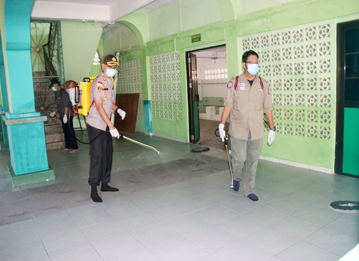 Bupati Bintan Apri Sujadi dan Kapolres Bintan AKBP Bambang Sugihartono saat menyemprotkan cairan disinfektan
